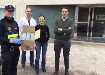 Perfum dona a la Policía Local de Lardero 1000 toallitas