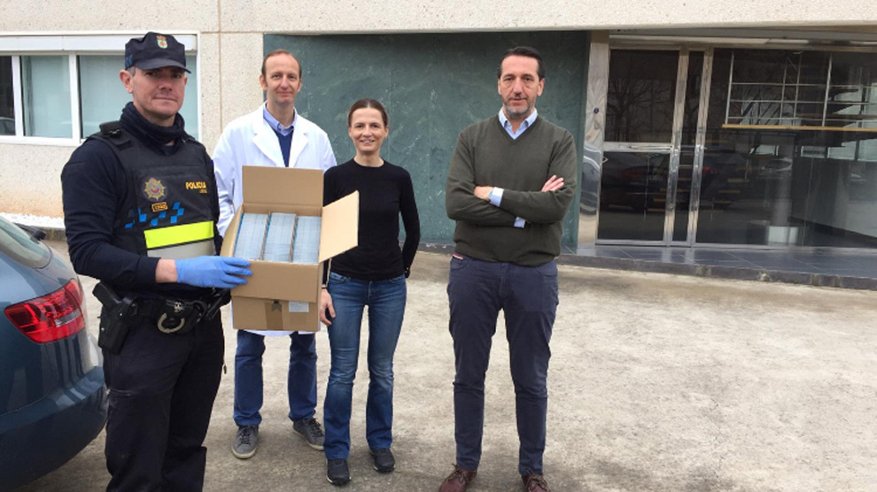 Perfum dona a la Policía Local de Lardero 1000 toallitas