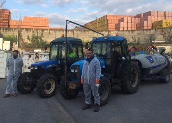 Los agricultores de la Comunidad de Regantes de Lardero colaboran con el Ayuntamiento de Lardero en las tareas de desinfección de las calles del municipio.