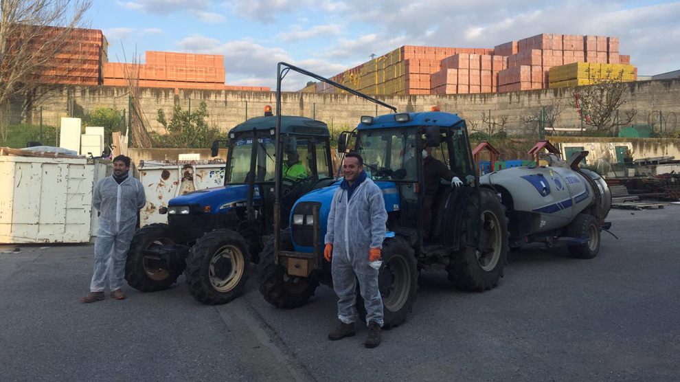Los agricultores de la Comunidad de Regantes de Lardero colaboran con el Ayuntamiento de Lardero en las tareas de desinfección de las calles del municipio.